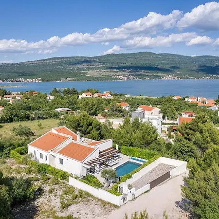 Bianca Villa Pridraga
