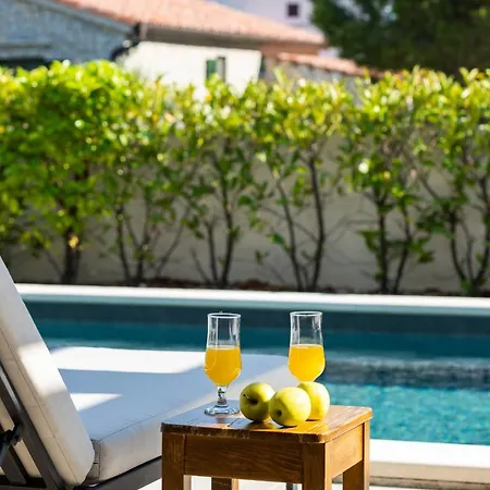 Bianca Villa Pridraga