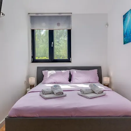 Bianca Villa Pridraga